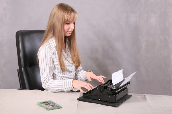 Girl printing on the typewriter — Stock Photo, Image