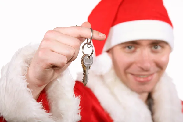 Hombre de negocios vestido con traje de Santa Claus sosteniendo llaves — Foto de Stock