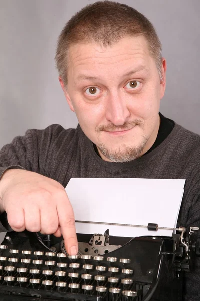 Man and typewriter — Stock Photo, Image