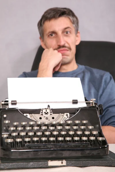 Man en schrijfmachine 2 — Stockfoto