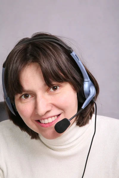Žena sluchátky a mikrofonem — Stock fotografie