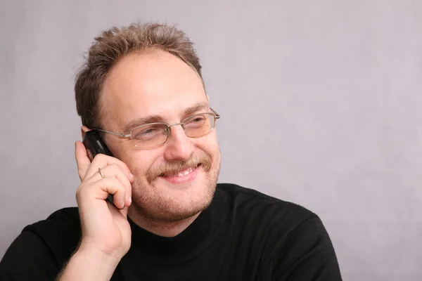 Férfi szakállal beszél a mobiltelefonján — Stock Fotó
