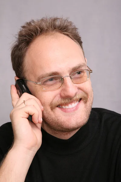 Homem com barba fala no celular 2 — Fotografia de Stock