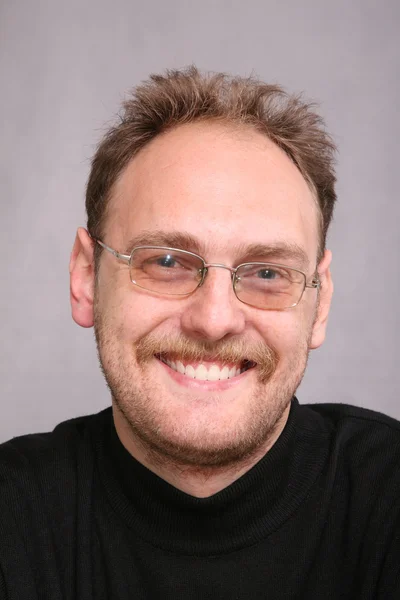 Sorriso barba homem com óculos — Fotografia de Stock