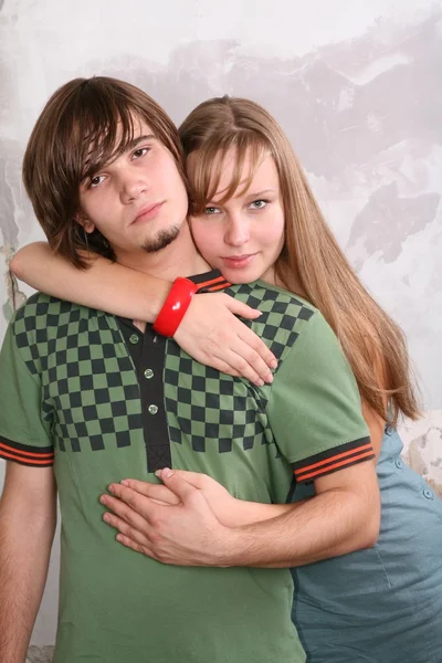 Νεαρό ζευγάρι αγκαλιάζει — Φωτογραφία Αρχείου