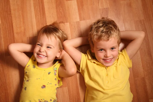 Zwei Kinder liegen auf dem Fußboden 3 — Stockfoto