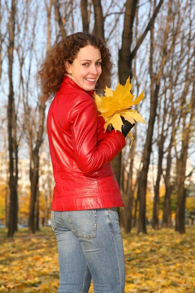 在用黄色树叶秋天的公园的女孩 — 图库照片