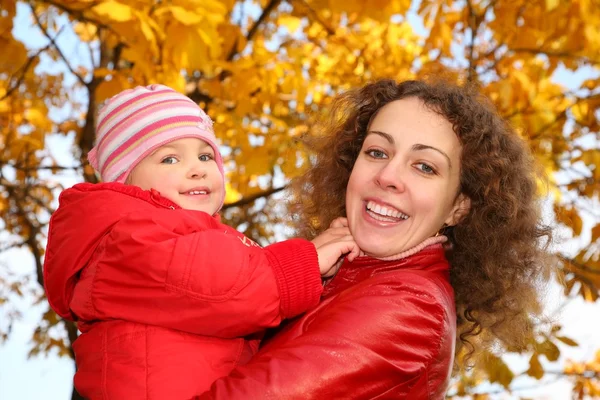 Anya és lánya a parkban, őszi — Stock Fotó