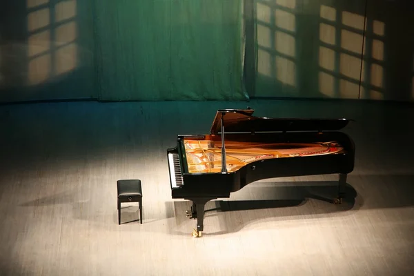 在音乐厅舞台上的钢琴 — 图库照片