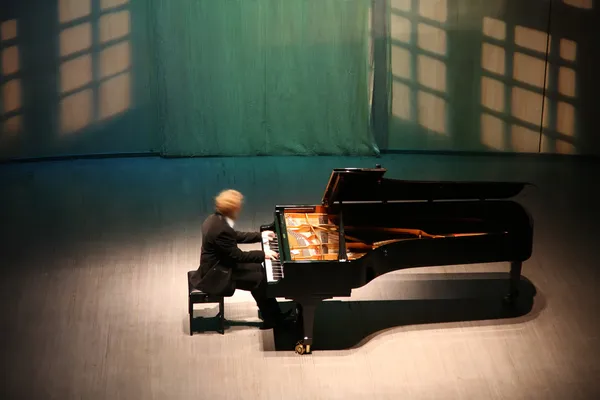 Sonra sahnede piyano piyanist — Stok fotoğraf