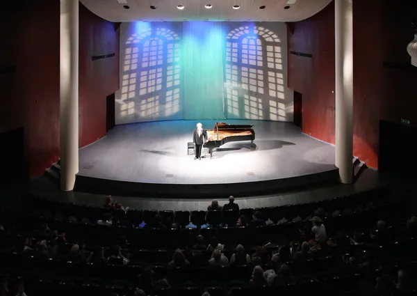 Pianist på scenen för åskådare — Stockfoto