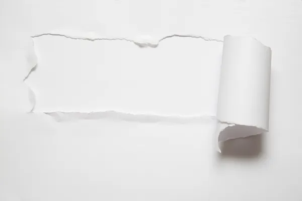 Лист разорванной бумаги на белом фоне — стоковое фото