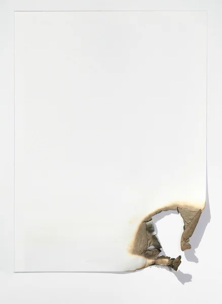 Foaia de hârtie de marginea arsă pe fundalul alb — Fotografie, imagine de stoc