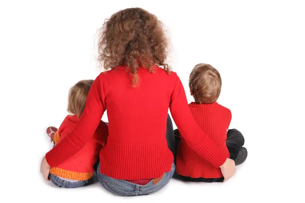 Matka s dětmi sit zpět izolovaných na bílém — Stock fotografie