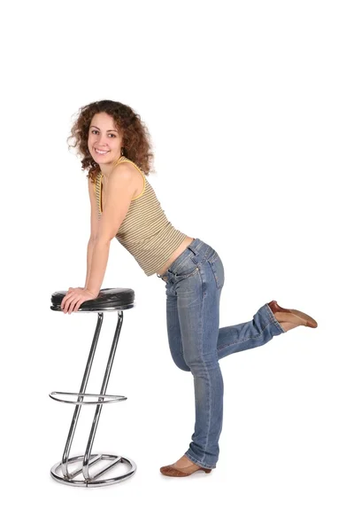 Jonge vrouw en bar stool geïsoleerd op wit — Stockfoto