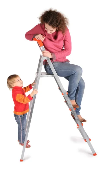 Mãe e filha na escada rolante no branco — Fotografia de Stock