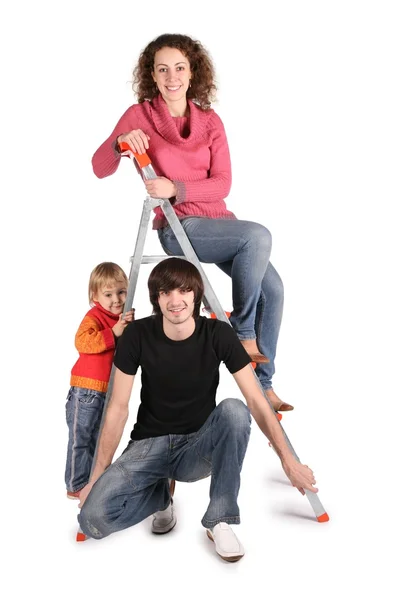 Famiglia sulla scala a pioli sul bianco — Foto Stock