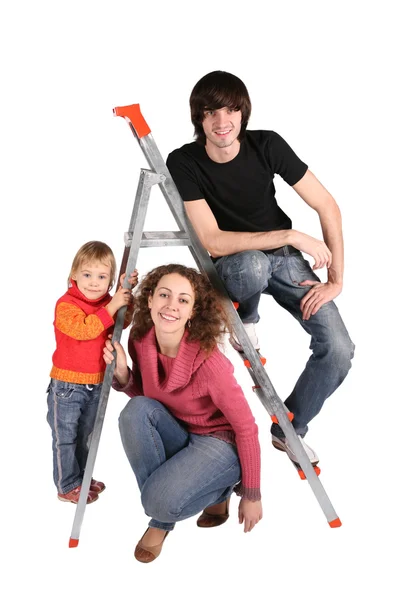 Rodzina z dzieckiem na kroki — Zdjęcie stockowe