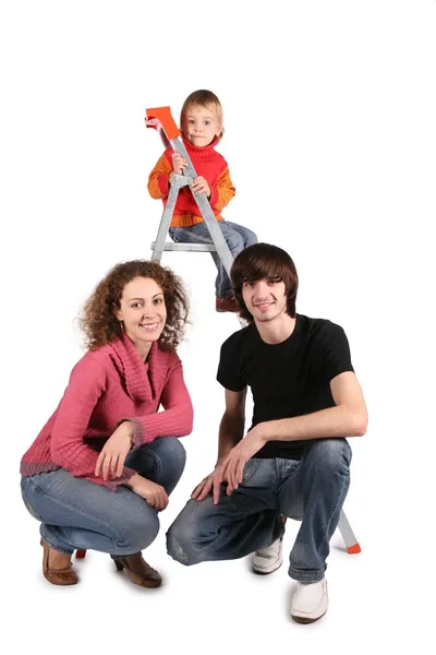Vater und Mutter und Tochter auf der Leiter auf der weißen Leiter — Stockfoto