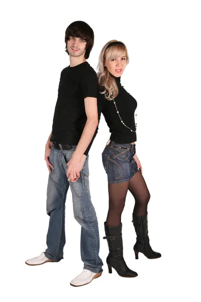 Mladý pár. černé košile a modré džíny — Stock fotografie