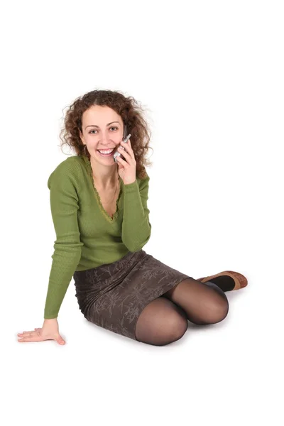 Jonge vrouw praten op de mobiele telefoons op wit — Stockfoto