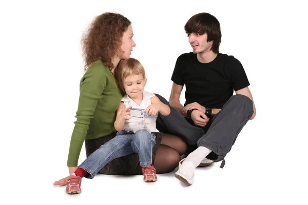 Vater und Mutter und Tochter mit Handy auf weiß — Stockfoto