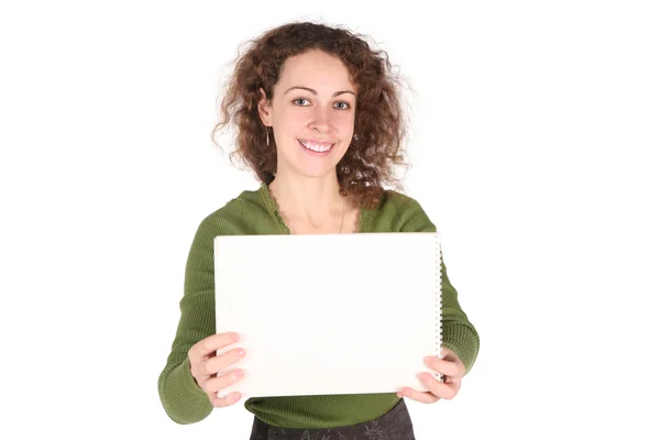 Молодая женщина и белый лист на белом — стоковое фото