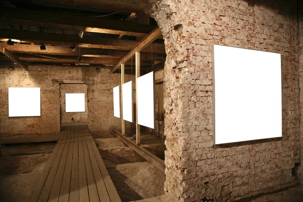 Witte frames onder bakstenen muren 4 — Stockfoto