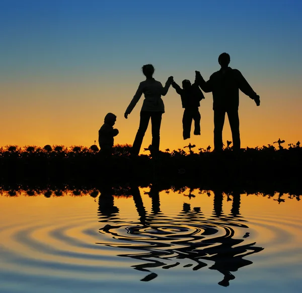 Famiglia di quattro persone al tramonto 2 — Foto Stock