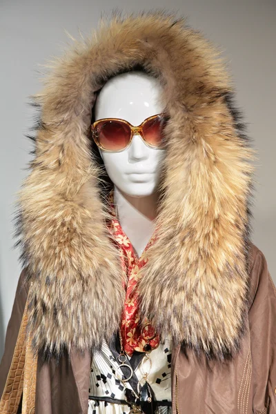 Manichino donna con pelliccia con occhiali — Foto Stock