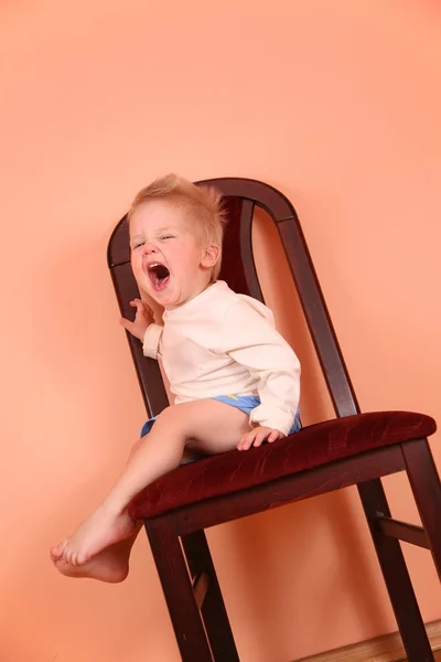 Bambino piangere urlare sulla sedia caduta — Foto Stock