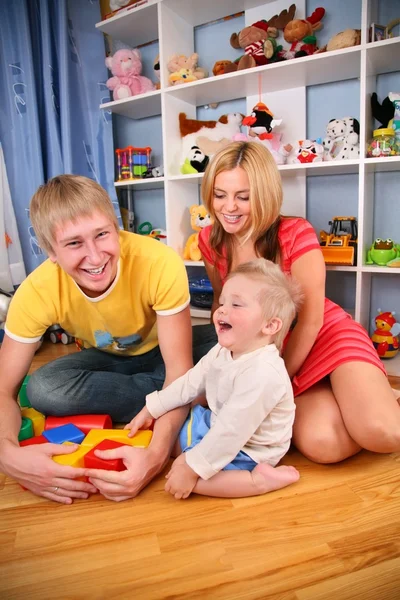 Мать и отец с ребенком в игровой комнате — стоковое фото
