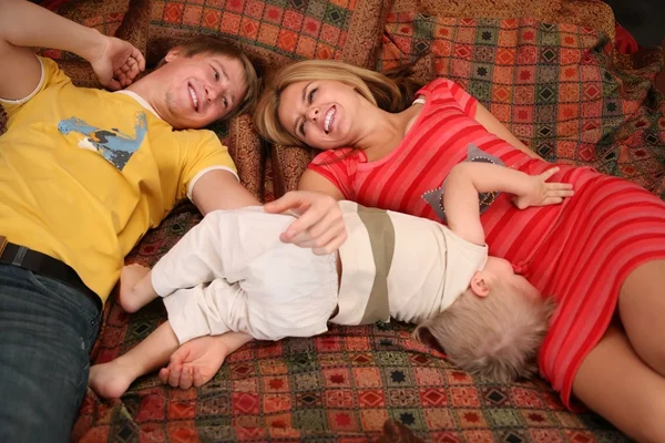 Родители с ребенком на ковре — стоковое фото