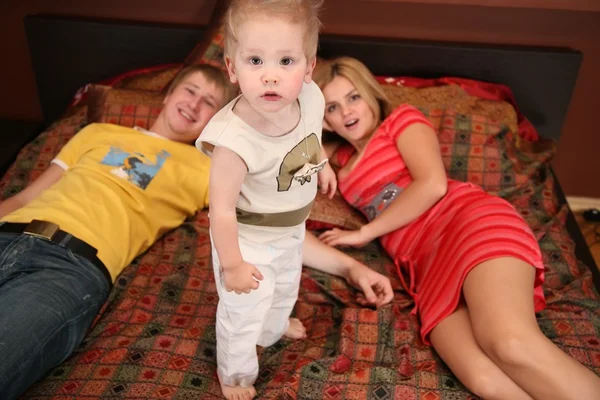Rodzice z dzieckiem na dywan 2 — Zdjęcie stockowe