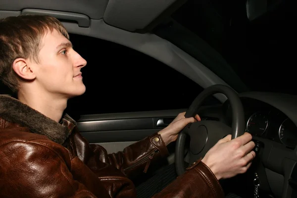 Hombre en coche por la noche —  Fotos de Stock