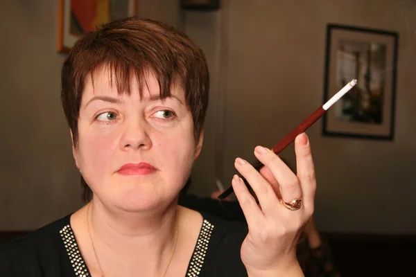 Sigara ağızlık olan kadınla — Stok fotoğraf
