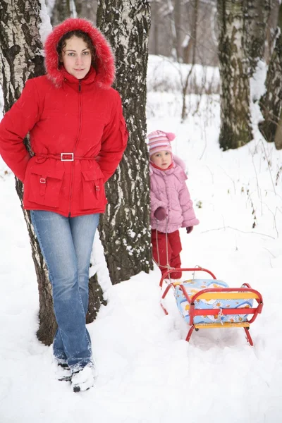 Мать и ребенок стоят в парке зимой — стоковое фото