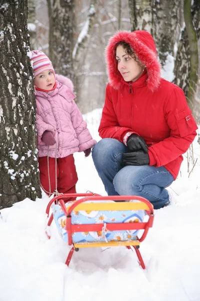 Mor med barn i parken på vintern — Stockfoto