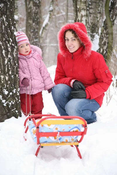 Matka z dzieckiem w parku w zimie 2 — Zdjęcie stockowe