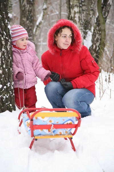 Μητέρα με το παιδί στο πάρκο το χειμώνα 3 — Φωτογραφία Αρχείου