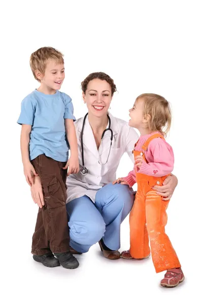 Mulher médico e crianças isoladas em branco — Fotografia de Stock
