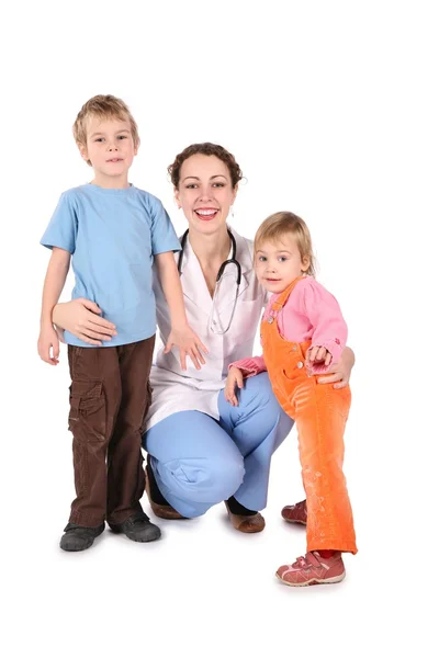 Γυναίκα γιατρός και παιδιών που απομονώνονται σε λευκό 2 — Φωτογραφία Αρχείου