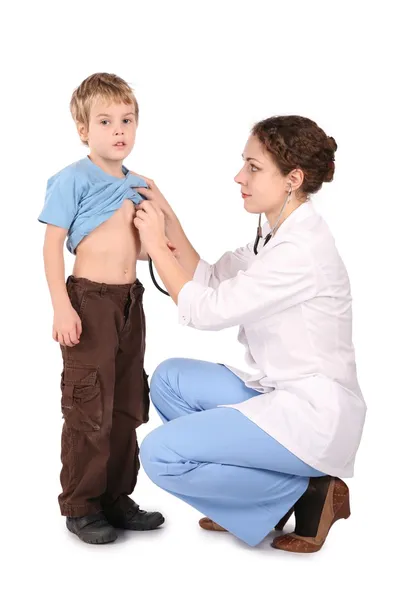 Médico mulher ouve criança por estetoscópio — Fotografia de Stock