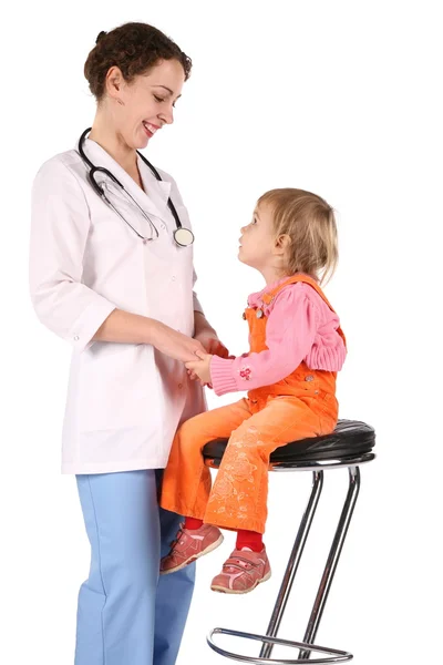 Médico tallking a chica —  Fotos de Stock