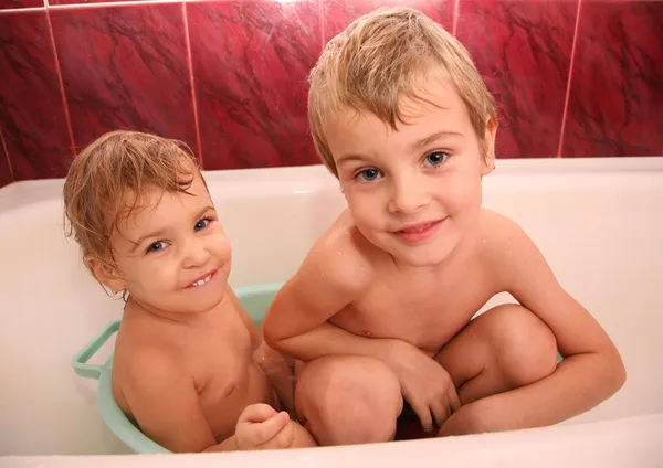 Dwoje dzieci w kąpieli — Zdjęcie stockowe