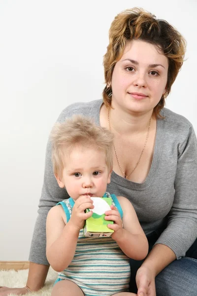 Matki i dziecka, który pije sok — Zdjęcie stockowe