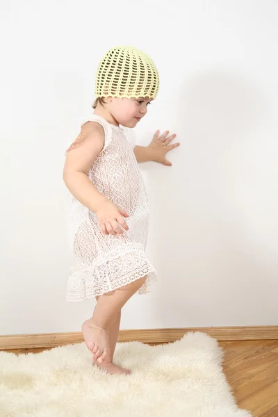 Soporte infantil sobre alfombra de piel — Foto de Stock