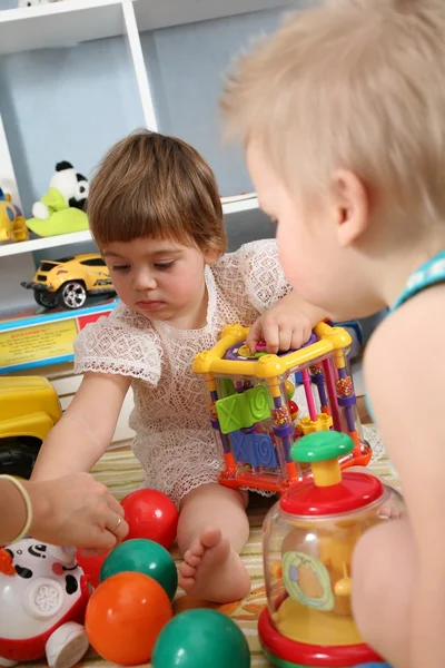 Dwoje dzieci w pokoju zabaw z kulkami z tworzyw sztucznych — Zdjęcie stockowe