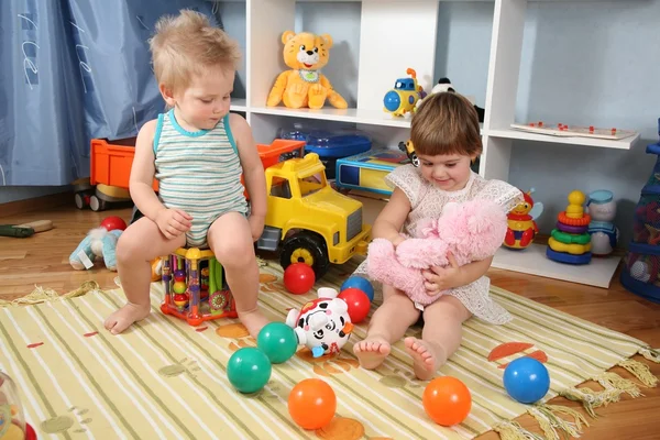 Двоє дітей в ігровій кімнаті з іграшками 2 — стокове фото