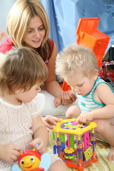 Matka i dzieci w pokoju zabaw — Zdjęcie stockowe